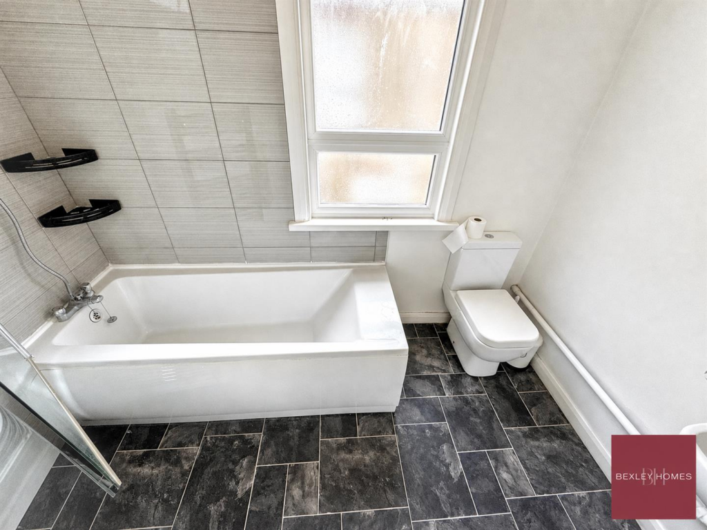 Apartment in Dartford, Temple Hill - View 5