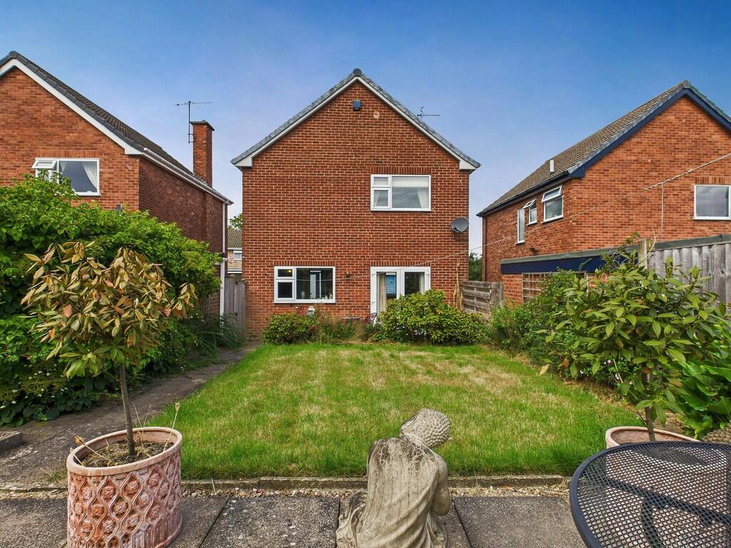 3-bed detached on Brockwell Lane, Brockwell, £280,000