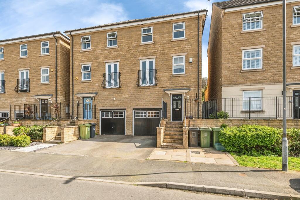 Main image of property: Jilling Gardens, Dewsbury