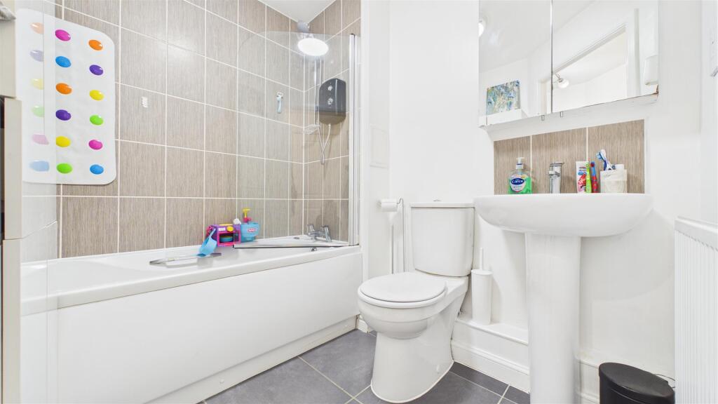 Apartment in East Hertfordshire, Hertford - View 5