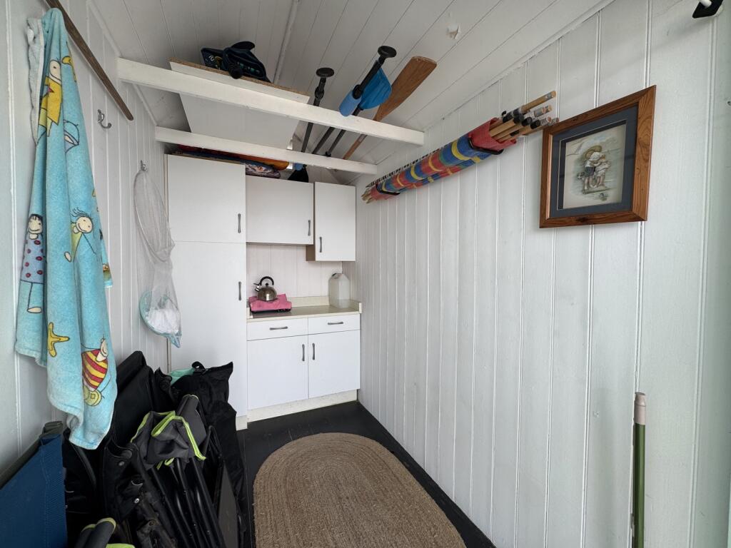 Beach Hut 188, Thorpe Bay, Essex, SS1 photo 3