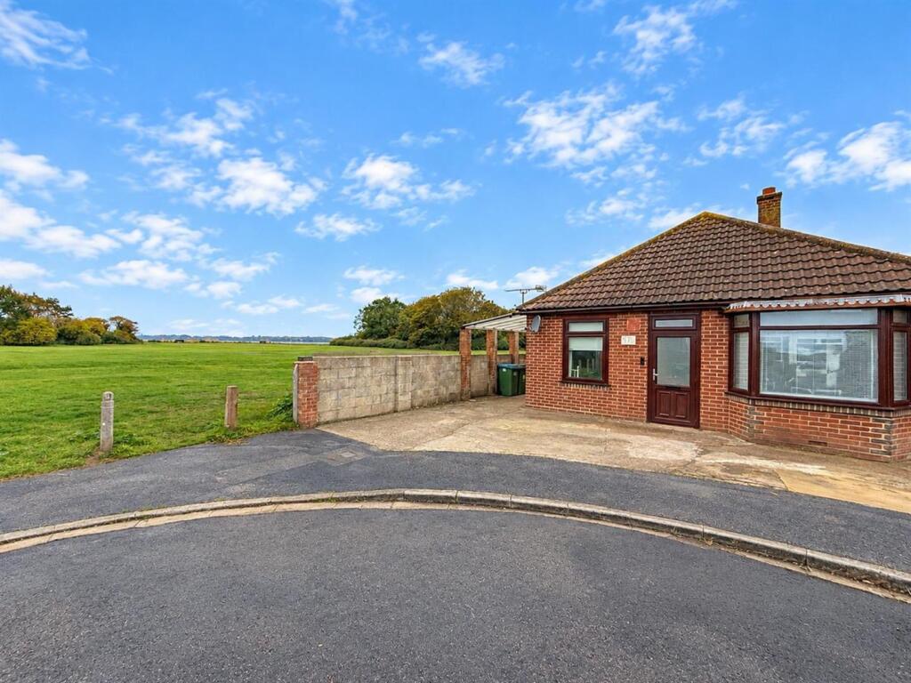 2-bed detached on Kent Grove, Portchester, £425,000