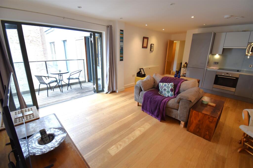 Anchorage Development, Bristol Harbourside offered for sale with no onward chain. photo 3