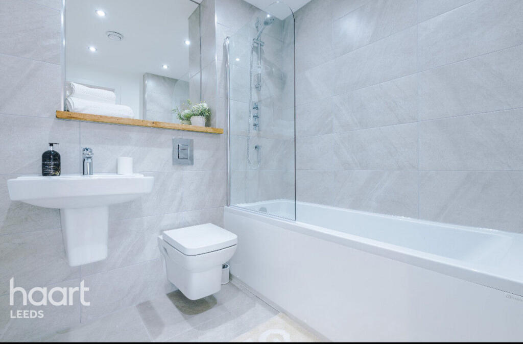 2-bed apartment on York Road, LEEDS, £280,000