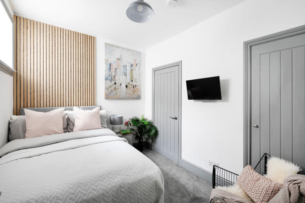 Main image of property: Room 2, 80 Kent Road, Swindon, SN1 3LW