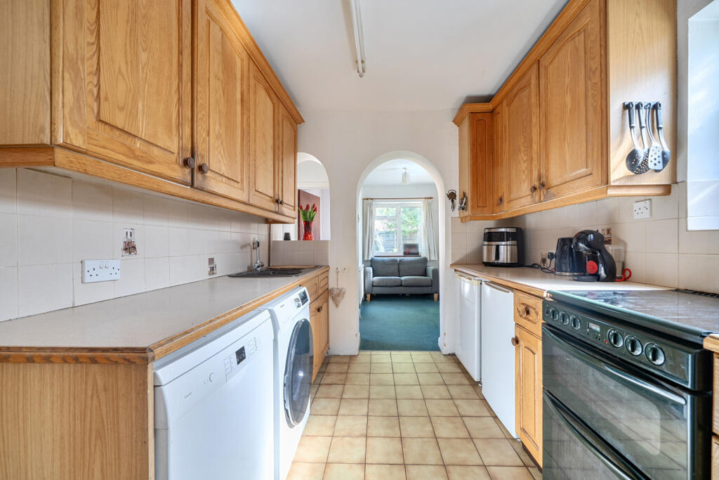 Edinburgh Drive, Ickenham, Uxbridge photo 4