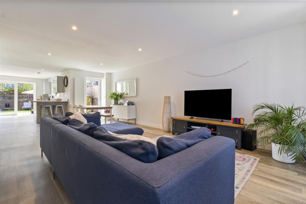House in Worthing, Broadwater - More