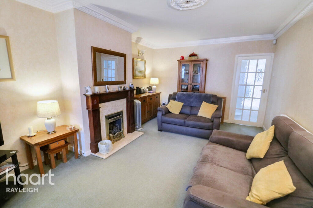 House in Southend-on-Sea, Leigh on Sea - More
