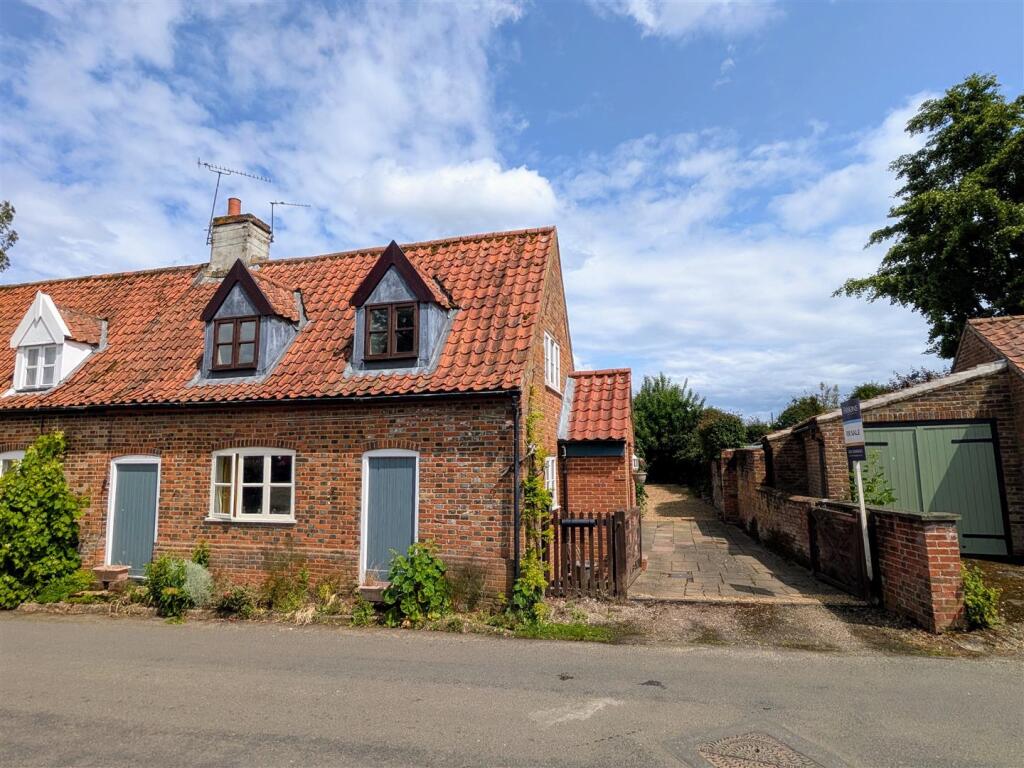 3-bed semi-detached on Burgh Lane, Mattishall, £325,000