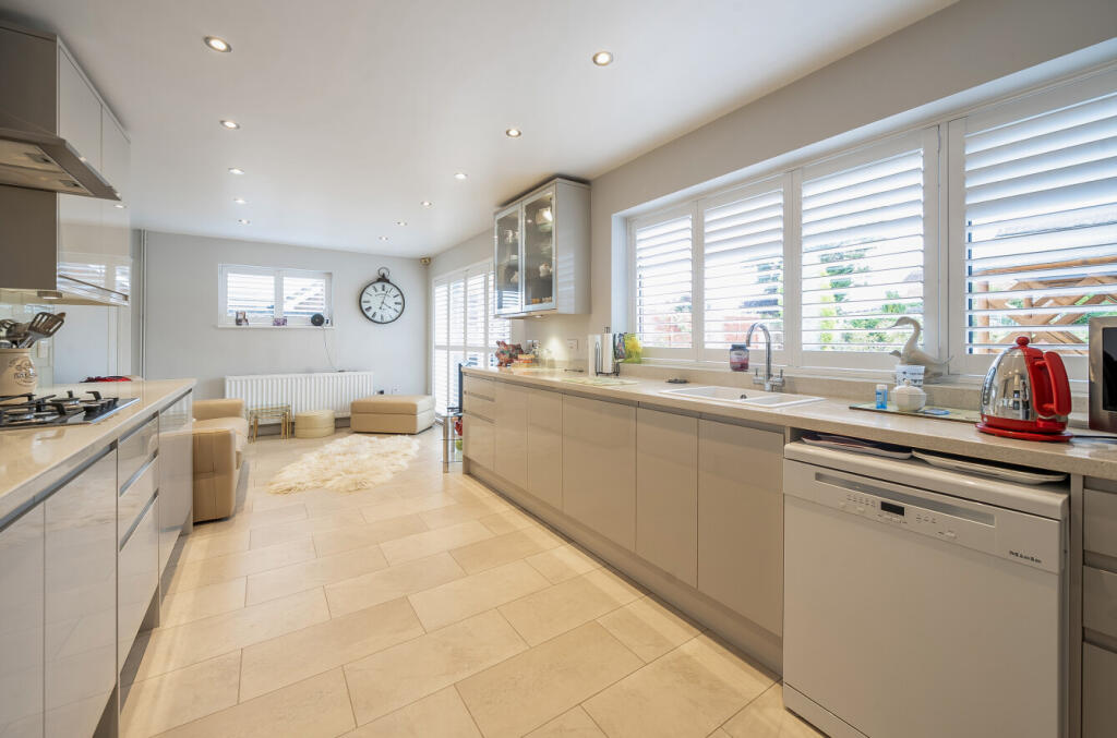 House in Dunstable, Central Bedfordshire - View 2