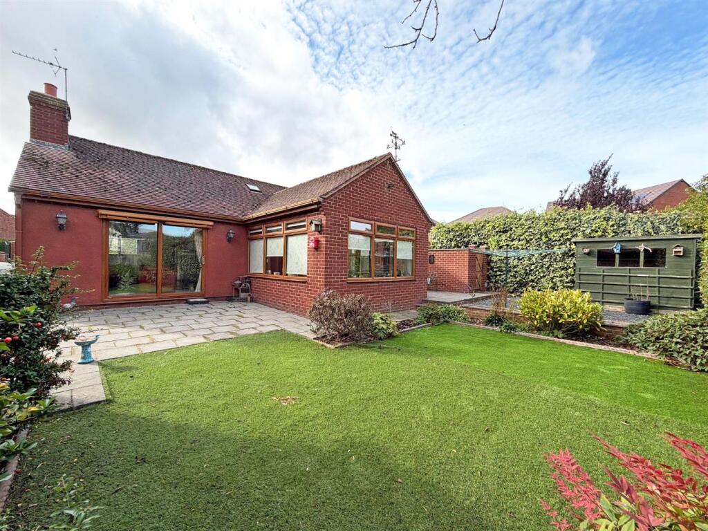 2-bed detached on Westside Drive, Bicton Heath, Shrewsbury, £350,000