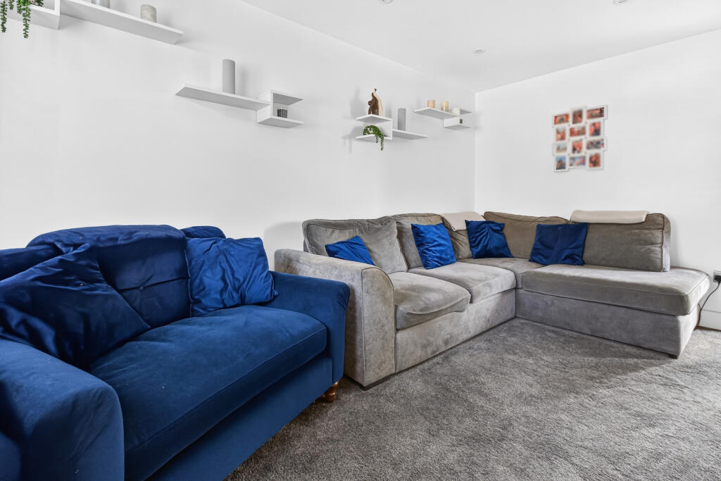 House in Binfield, Temple Park - View 3