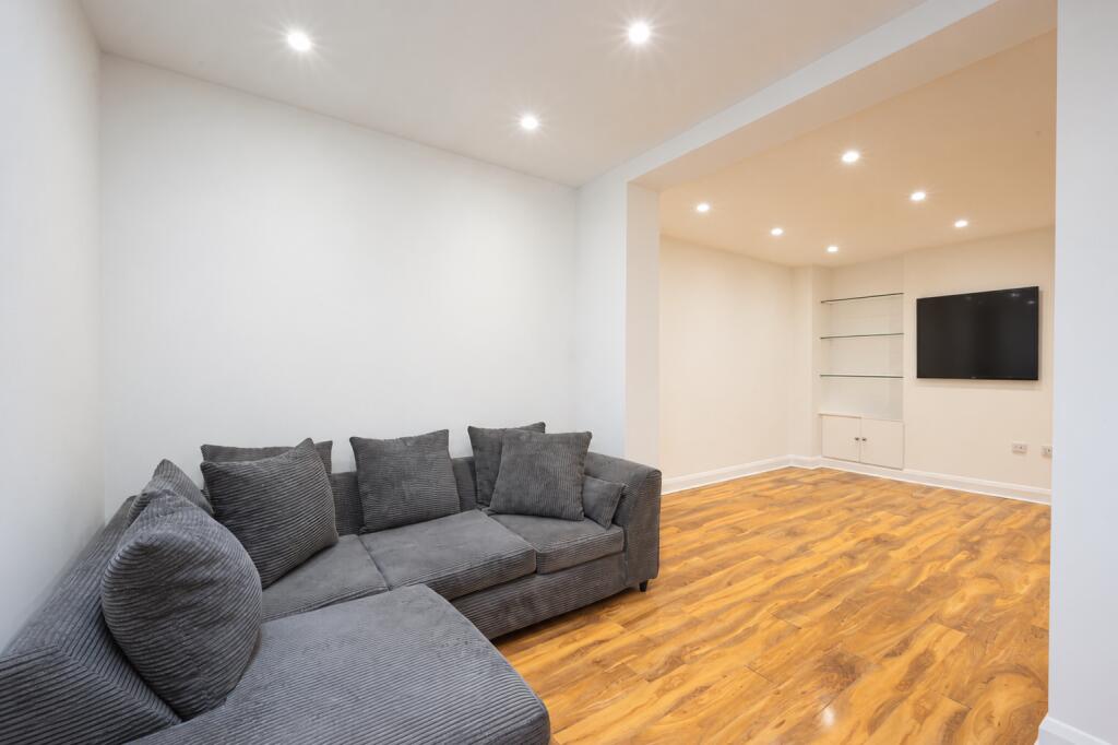 Apartment in Kingston upon Thames - View 4