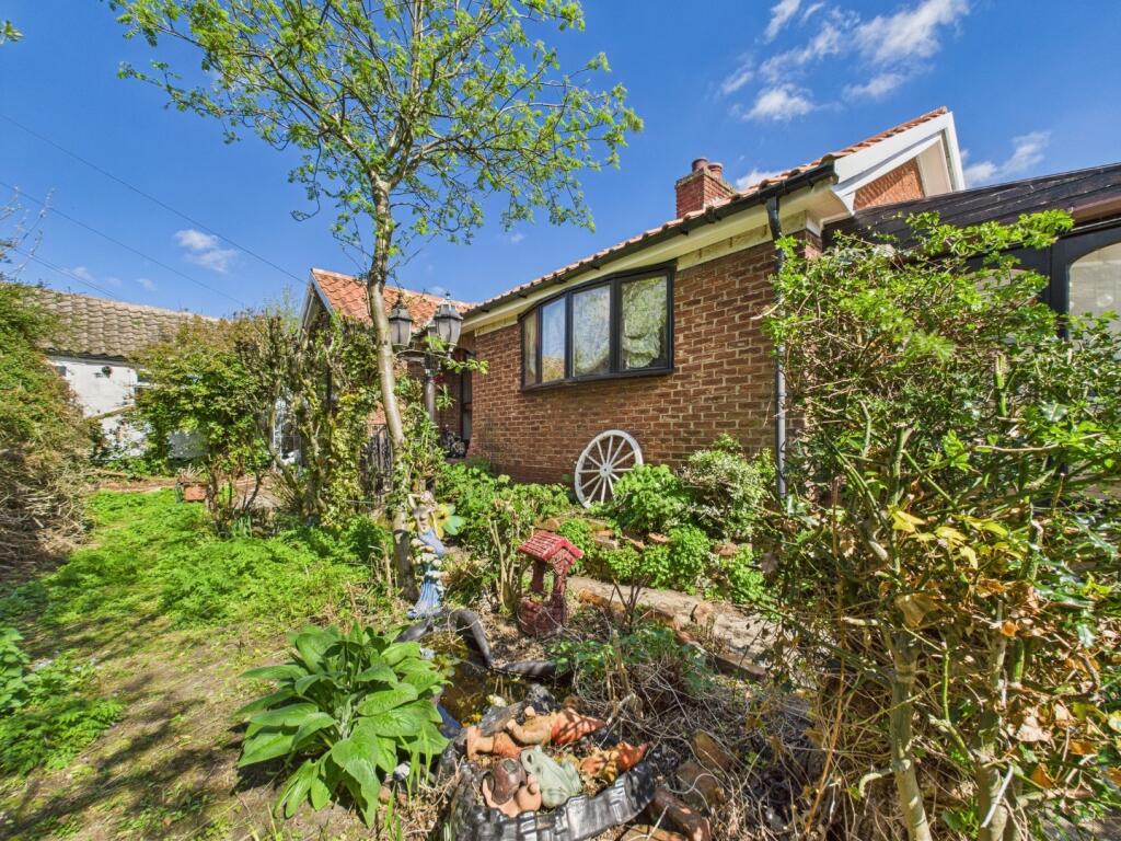 2-bed bungalow on Skipsea Road, Beeford, YO25 8AL, £140,000