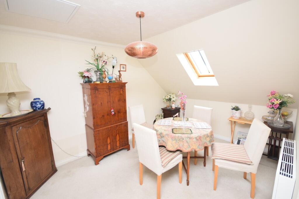 Longbridge, Farnham, Surrey, GU9 photo 4