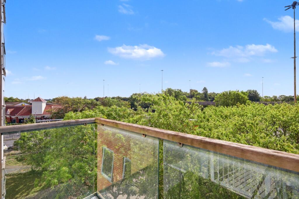 Apartment in Southend-on-Sea - More