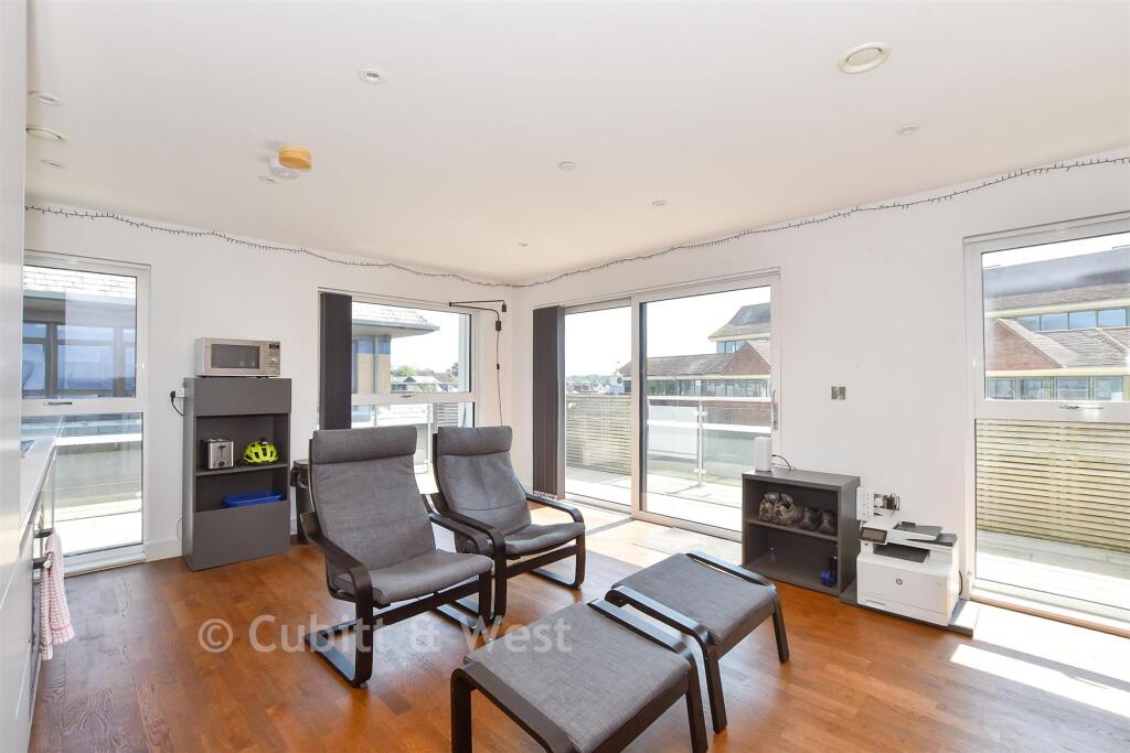 Apartment in Horsham, New Town - More