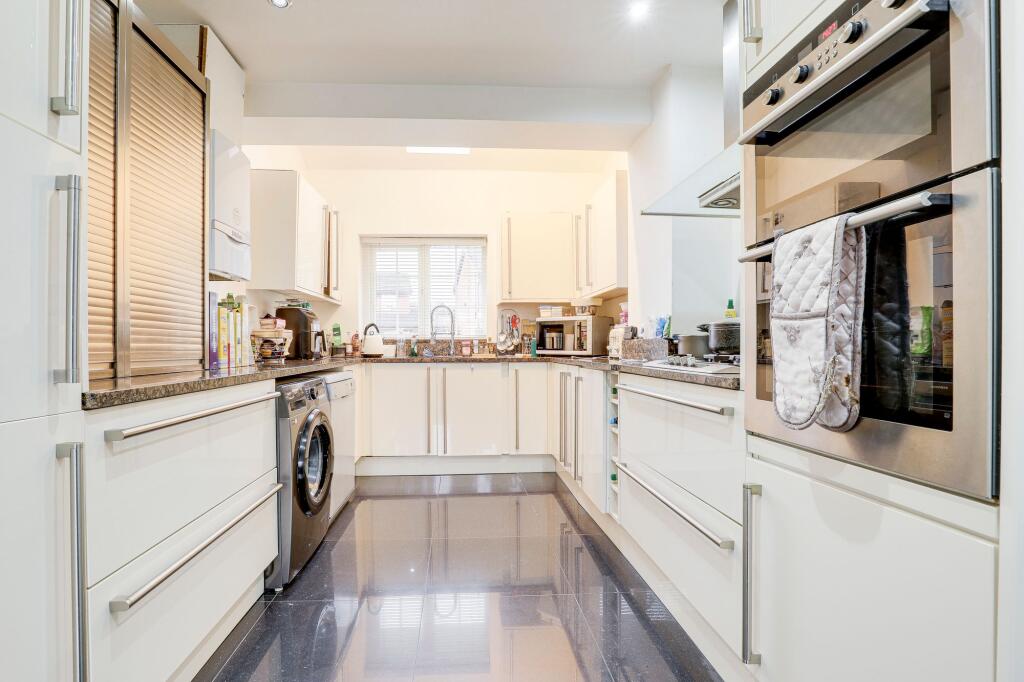 Headingley Gardens, Nottingham, NG8 image 5