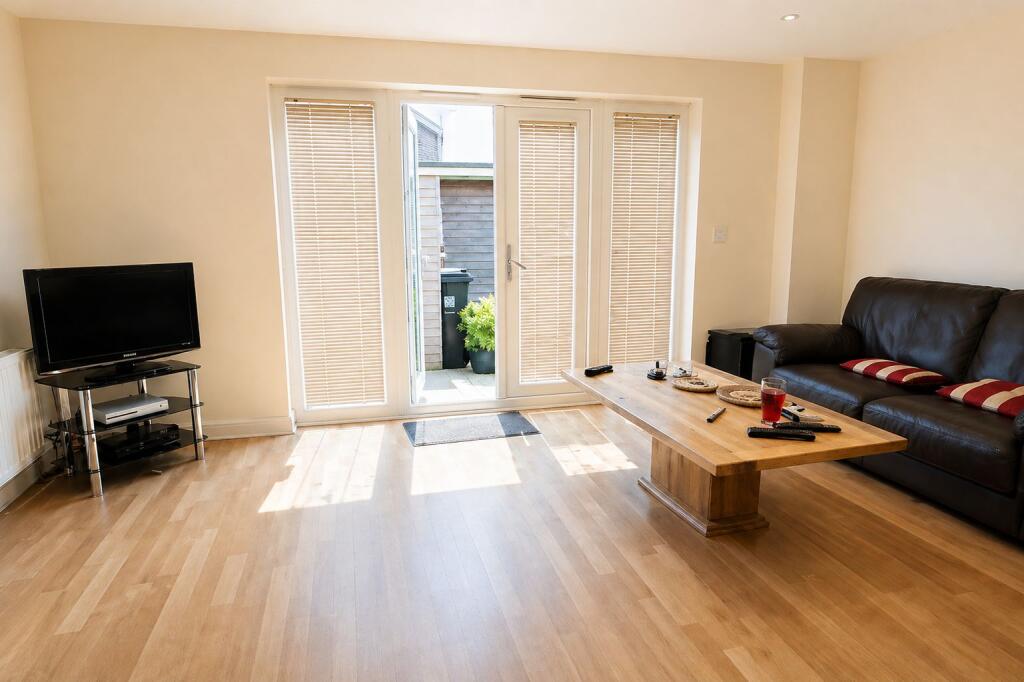 6 bedroom semi-detached house for rent