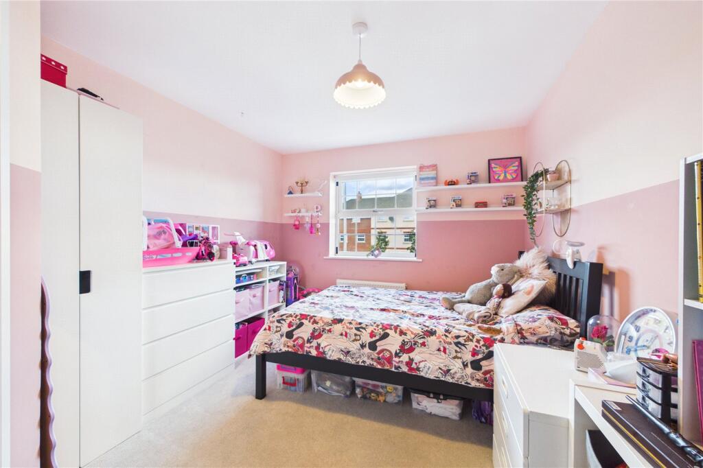 Apartment in Three Mile Cross, Shinfield - More