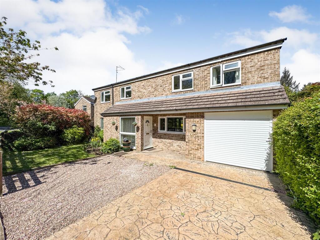 4-bed detached on Dunedin Road, Corby, £370,000