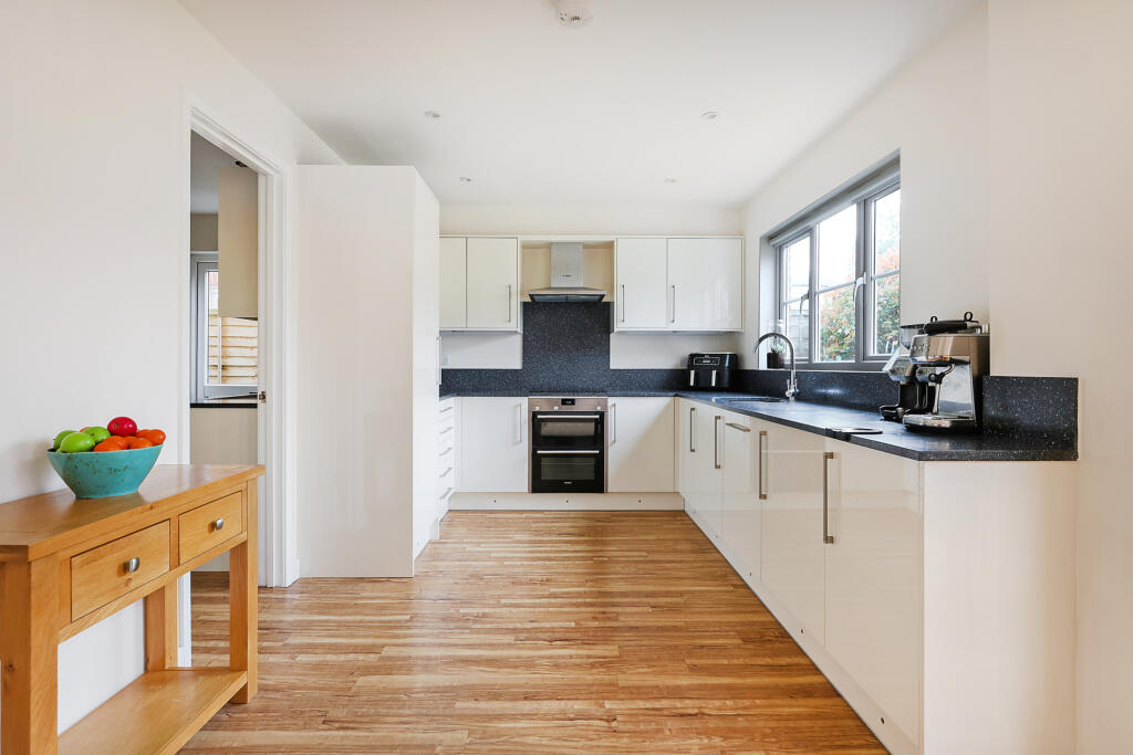 House in Reigate and Banstead, Meath Green, Horley - View 4