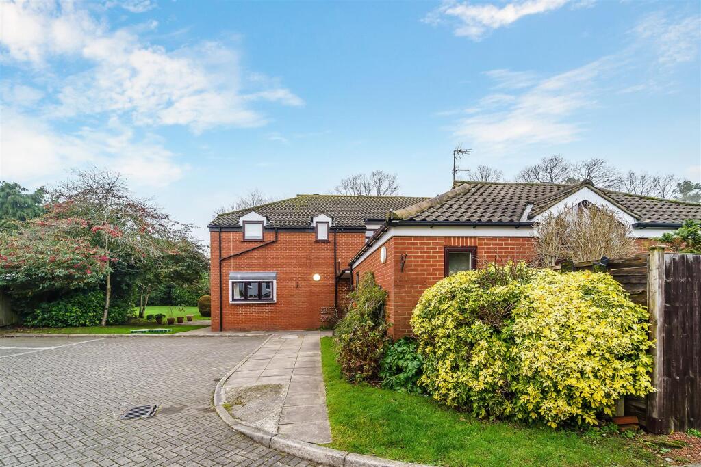2-bed house on Chapel Road, Tadworth, £200,000