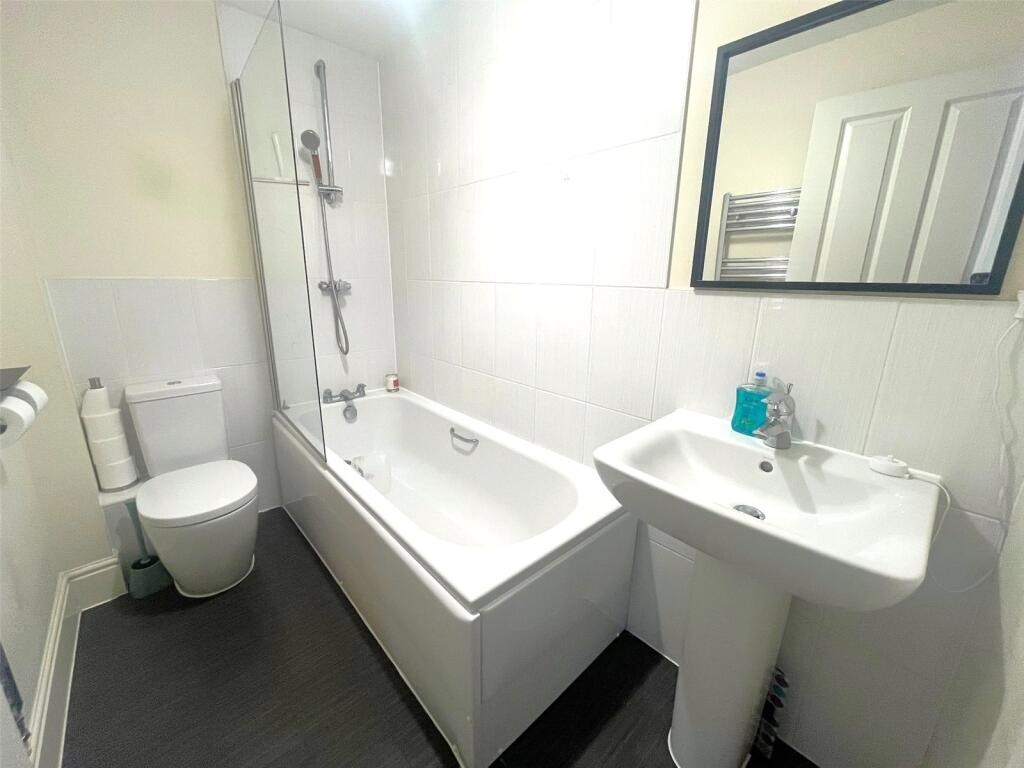 Wolfson Drive, Basingstoke, Hampshire, RG24 - View 4