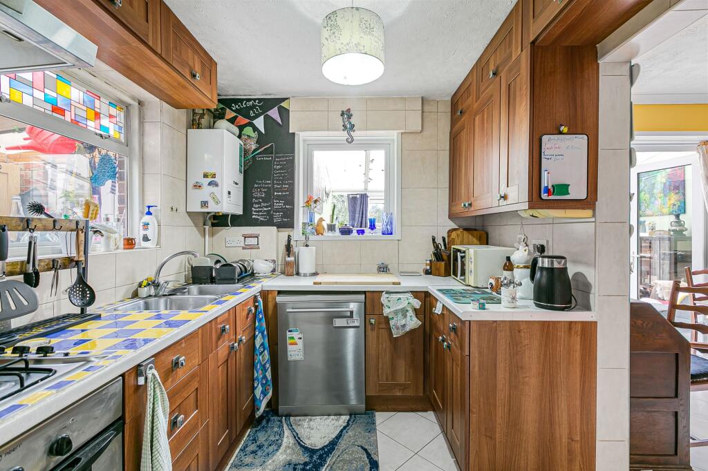 Southdown Road, Hersham, KT12 – další