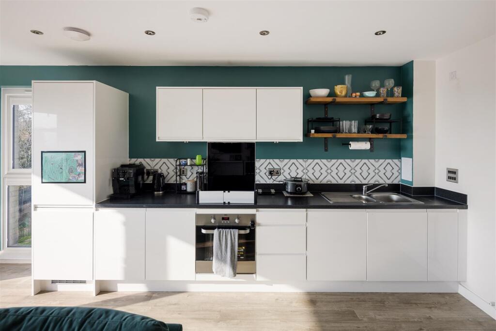 Merriam Close, Highams Park photo 4