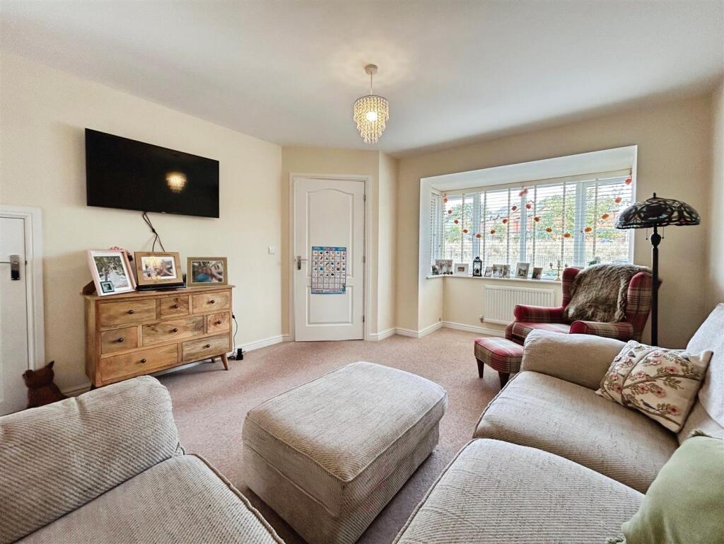 House in Warwick, Whitnash - More