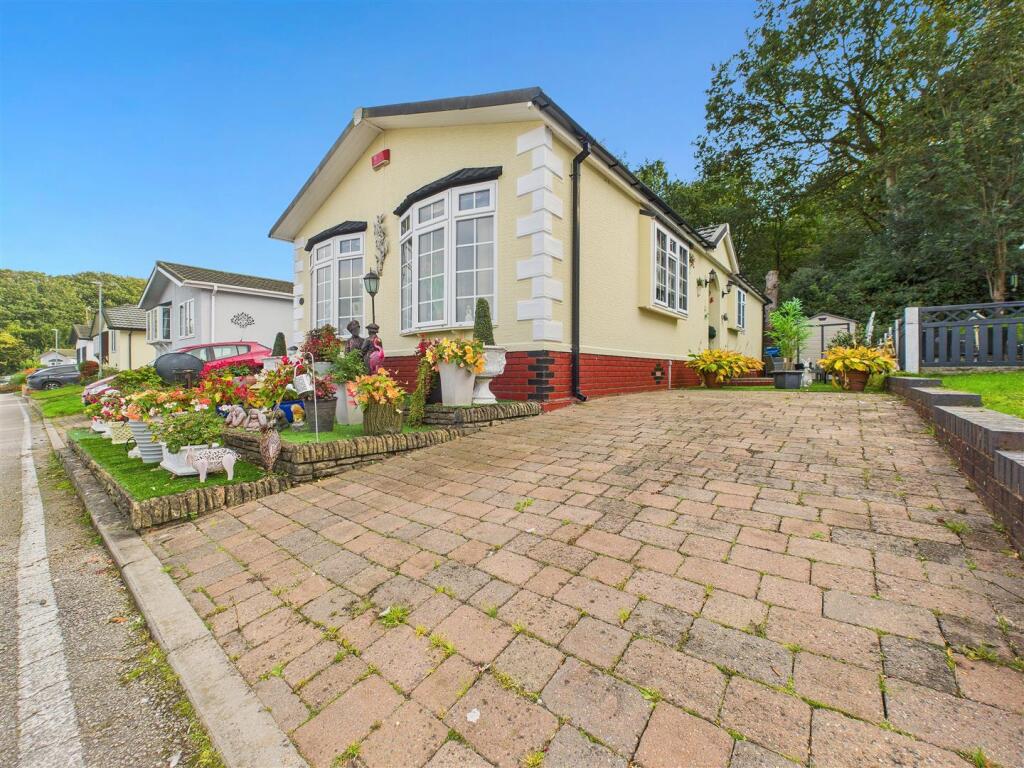 3-bed caravan on Lower Lodge Park, Rugeley Road, Armitage, Rugeley, £220,000