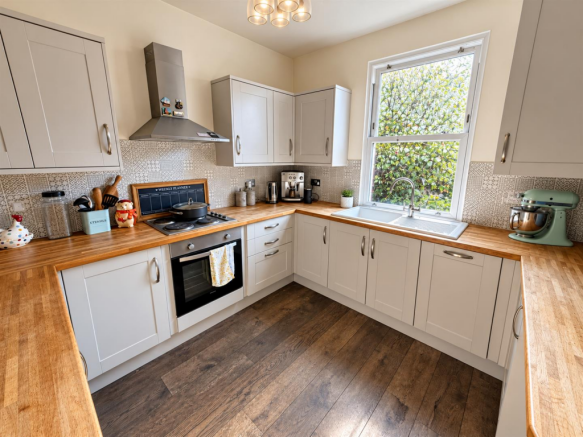Warm Contemporary L-Shaped Kitchen.png