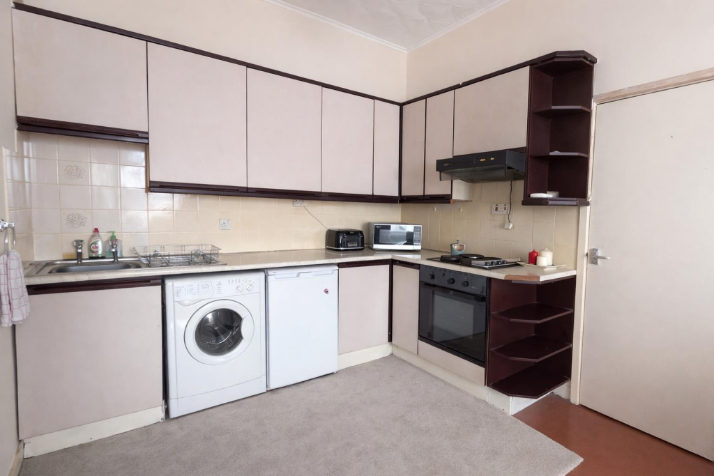 Apartment in Aberdare, Gadlys - More