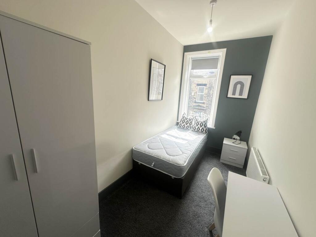 1-bed house on Westover Road (Room 2), Bramley, Leeds, £550/mo
