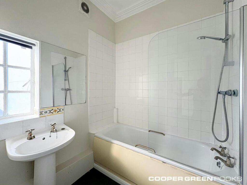 Flat 2, Bathroom.jpeg
