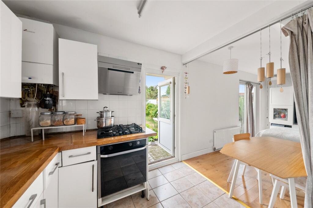 Apartment in West Drayton, Bell Farm Estate - View 2