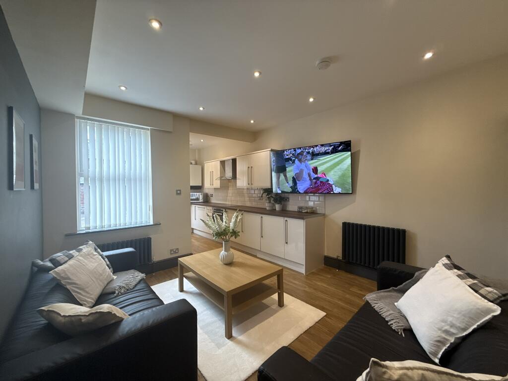 17 Denham Road, Sheffield, S11- 5 bedroom Student House-1 spare room available