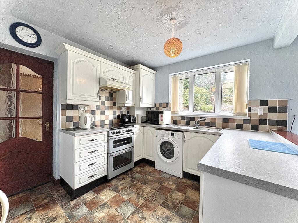 Roberts Green Road, Upper Gornal, DY3 2BB photo 4