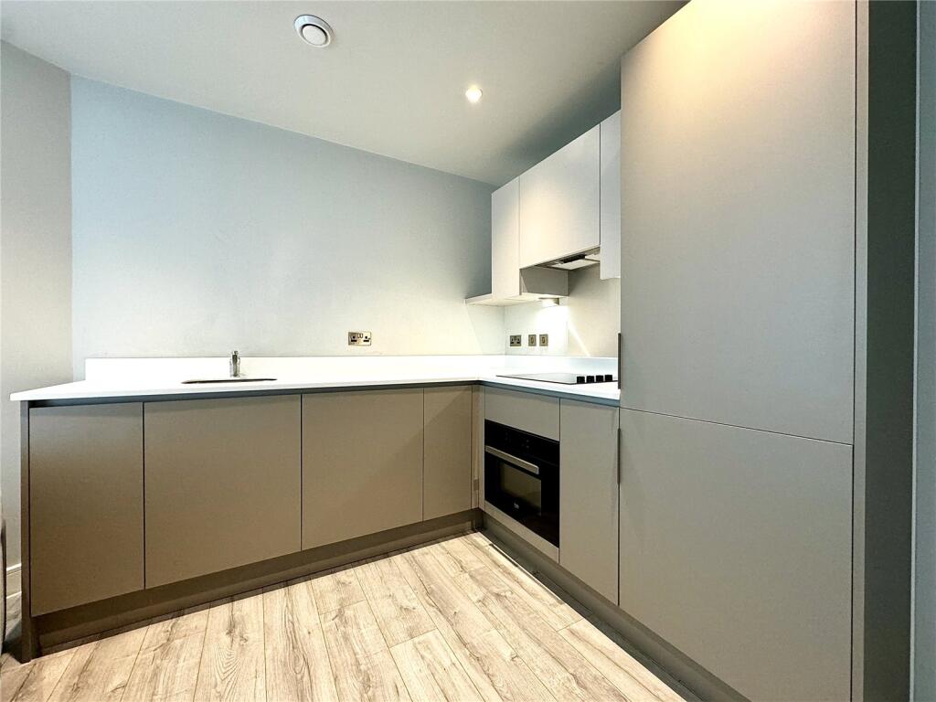 Apartment in Reading - View 4