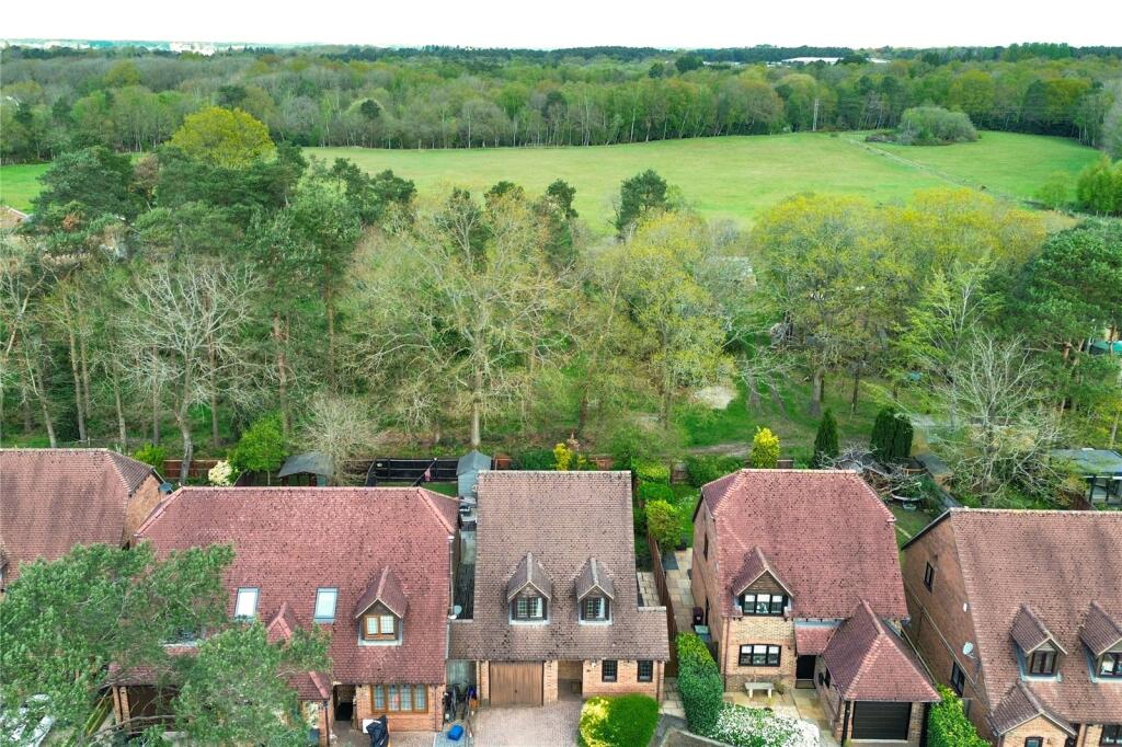 Verica Gardens, Pamber Heath, Tadley, Hampshire, RG26 photo 2