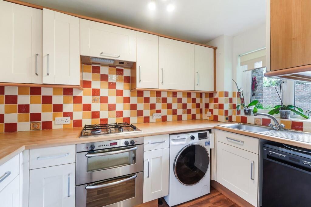 Apartment in Epsom and Ewell, Epsom - More