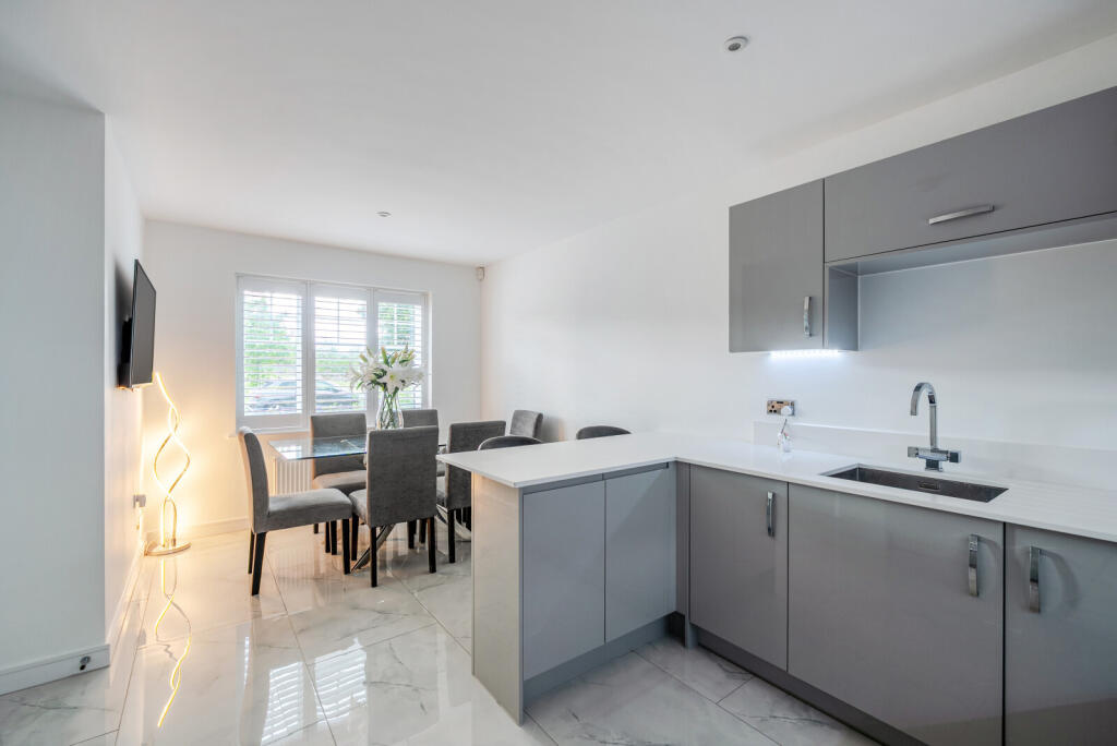 House in Mole Valley, Fetcham - View 4