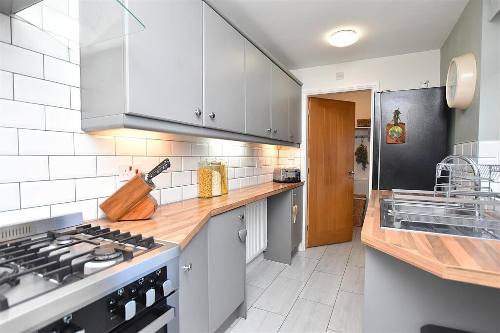 House in Wrexham, Rhosddu - More