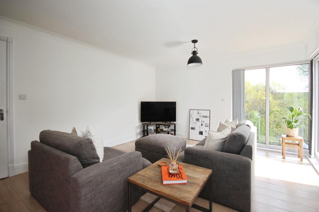 Apartment in Warwick - View 3