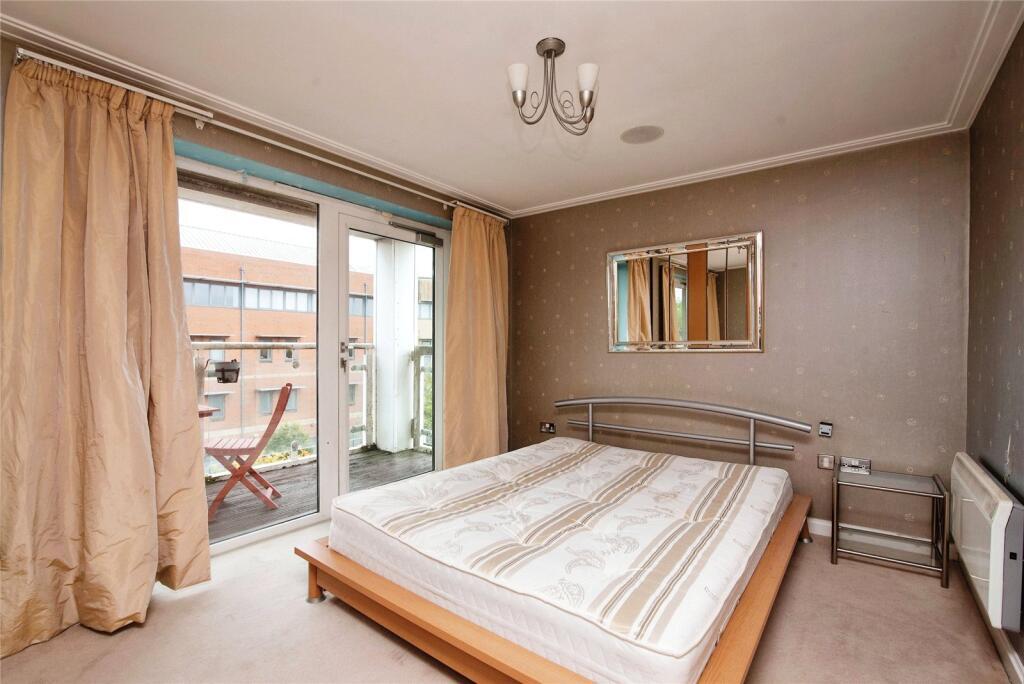 Apartment in Cardiff Bay, Cardiff - More
