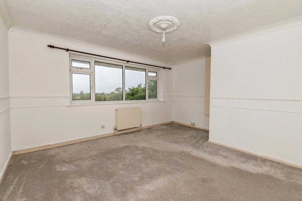2-bed flat on Market Avenue, Wickford, Essex, SS12, £200,000