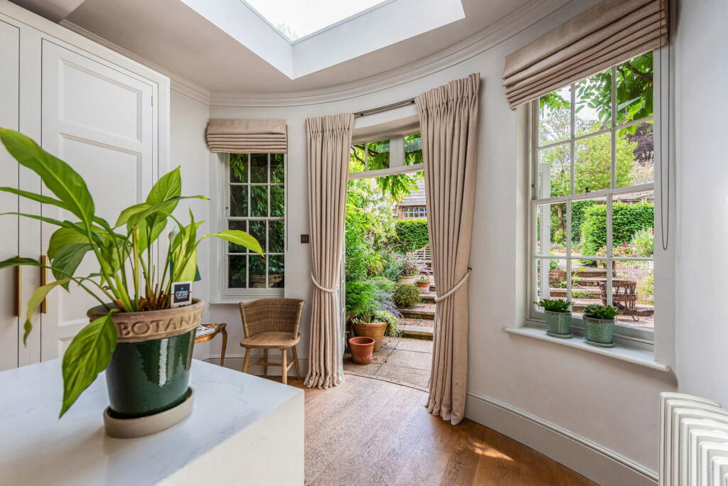 House in Winchester, The Soke, New Alresford - More