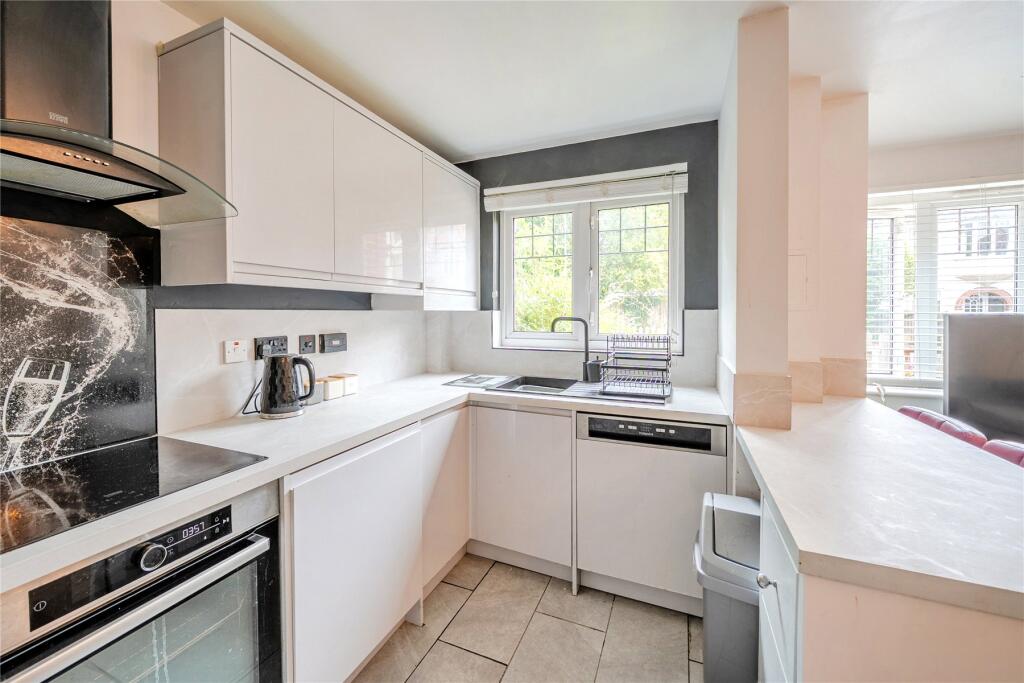 Apartment in Bromley - View 3