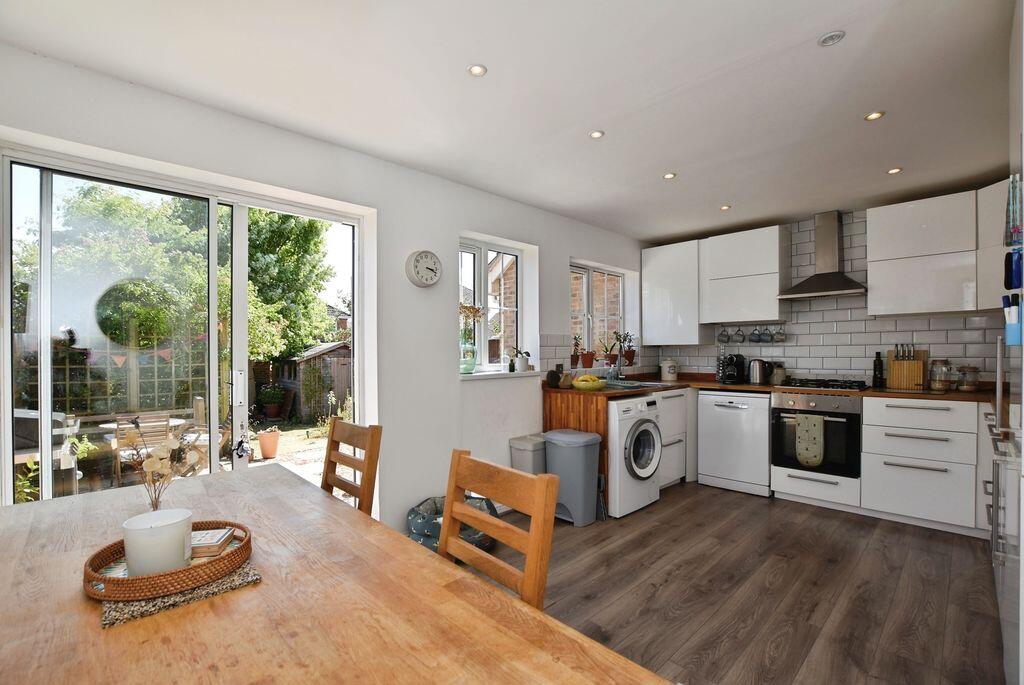 Lindford Road, Hampton Park                            ***VIDEO TOUR*** photo 3